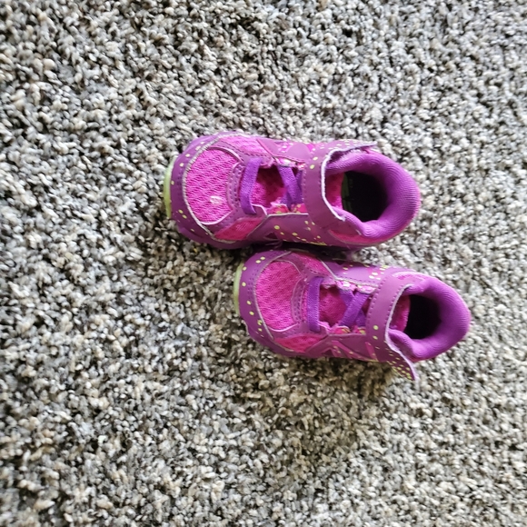 Girls New Balances - Picture 3 of 3